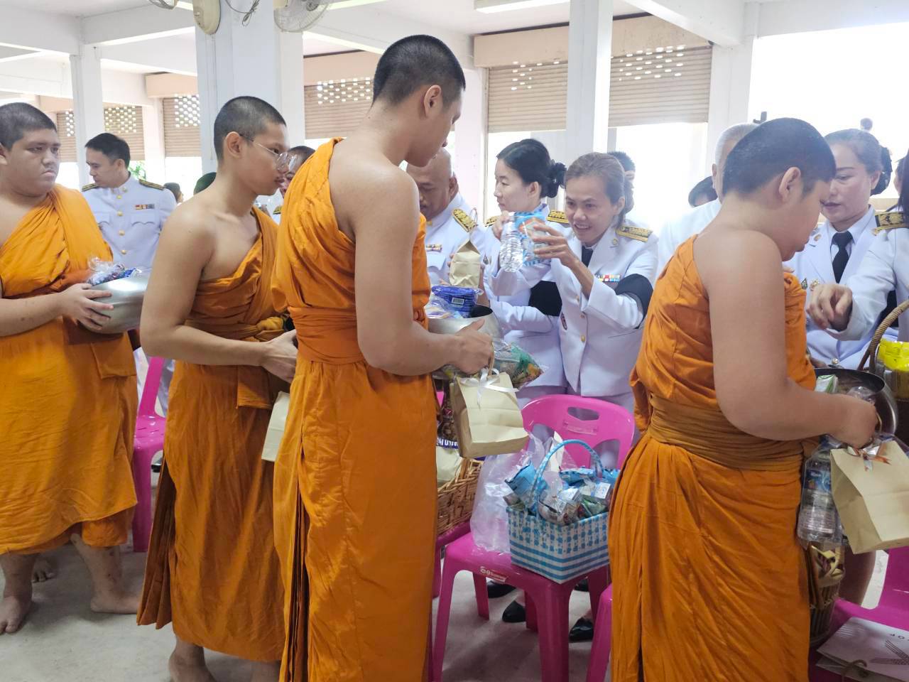 title - ส.ป.ก.แพร่ ร่วมพิธีทำบุญตักบาตรถวายพระราชกุศลและวางพวงมาลา  เนื่องในวันนวมินทรมหาราช 13 ตุลาคม 2569